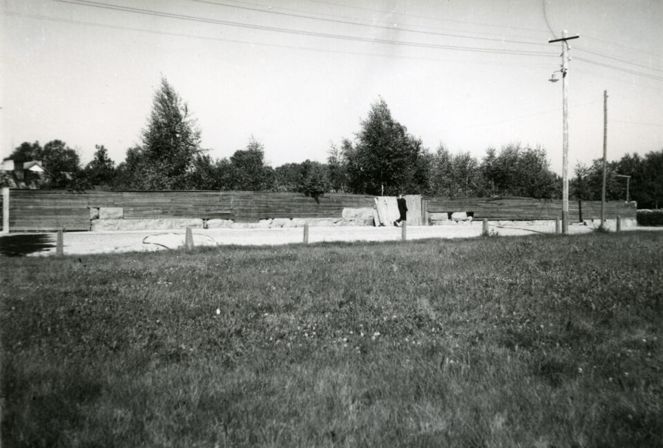 1950 ostettu tontti omaa toimitaloa varten.
