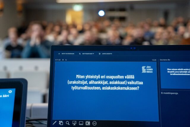 Järvi-Suomen Energian turvallisuuspäivä Savonlinnassa 2025. Tietokoneen näytöllä teksti "Miten yhteistyö eri osapuolten välillä (urakoitsijat, alihankkijat, asiakkaat) vaikuttaa työturvallisuuteen ja asiakaskokemukseen?"