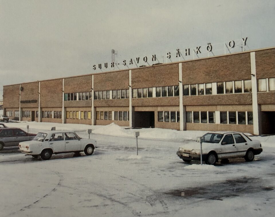 Uusi, kerrosalaltaan 3 900 neliömetrin tekninen tukikohta valmistui vuonna 1975 Mikkelin Lehmuskylään. Kuvaaja: Mikkelin Mainos Oy.